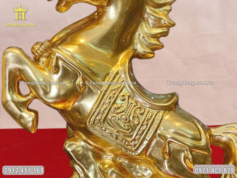 Họa tiết hoa văn trên yên ngựa được chạm khắc sắc nét